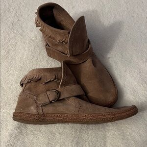 UGG Tan Moccasin Boots with Fringe size 8.5